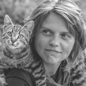 Florence Debove, un chat sur son épaule